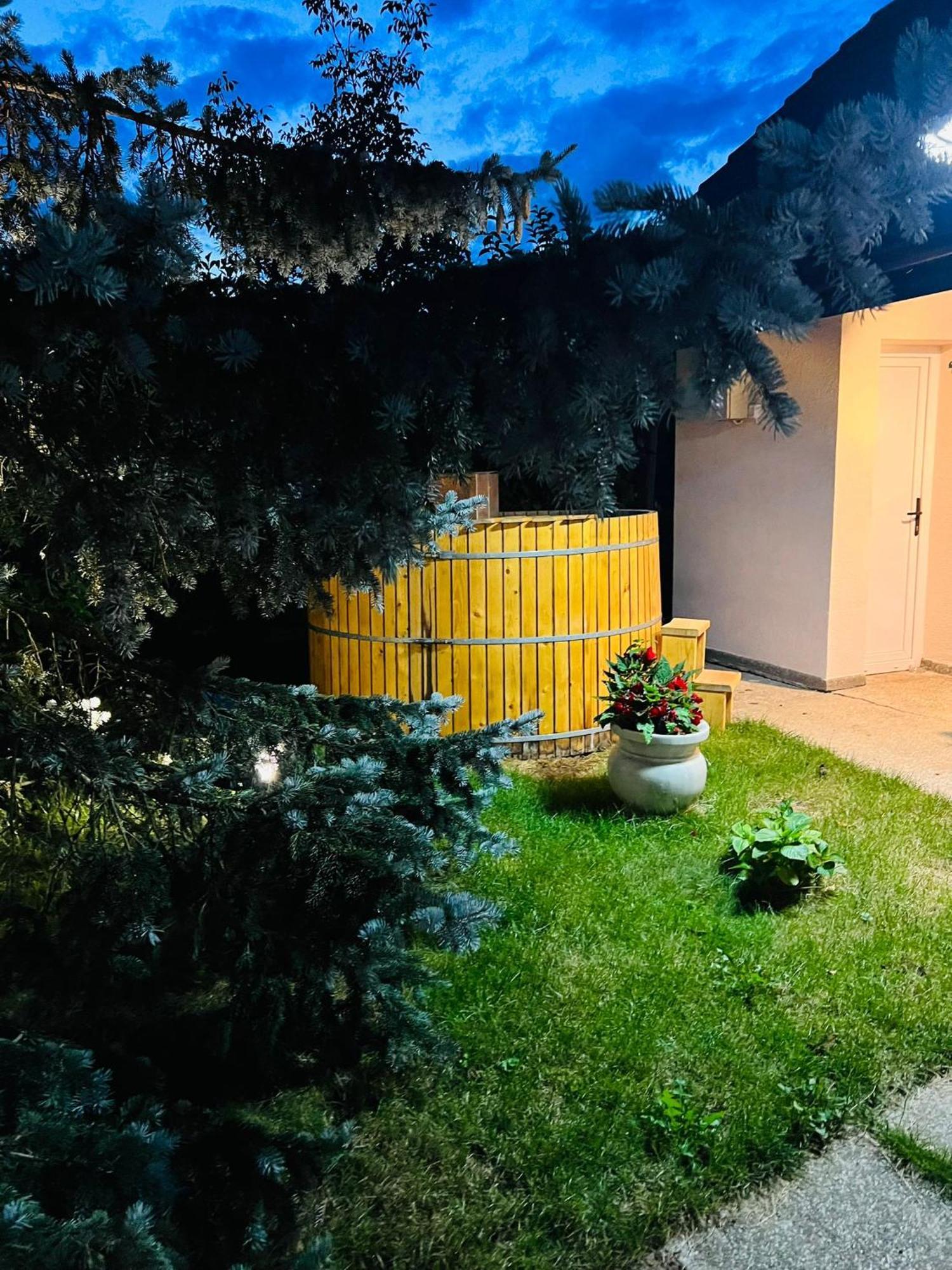 Evie'S Tree House Dragomirna Exterior foto