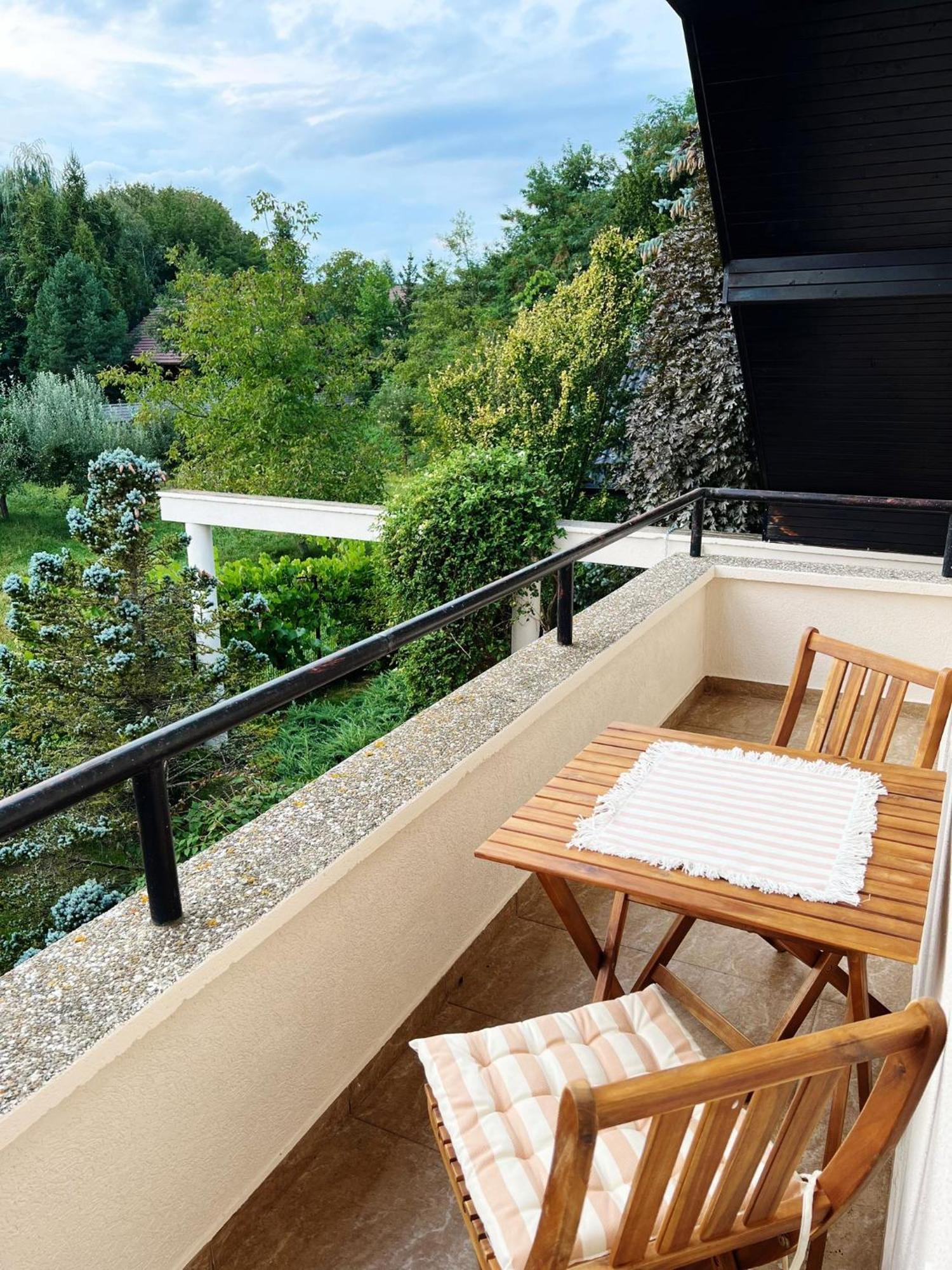 Evie'S Tree House Dragomirna Exterior foto
